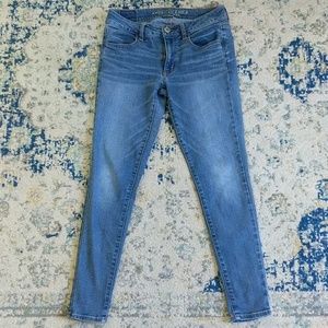 AE Super Stretch Jeggings in Medium Wash - Size 6R